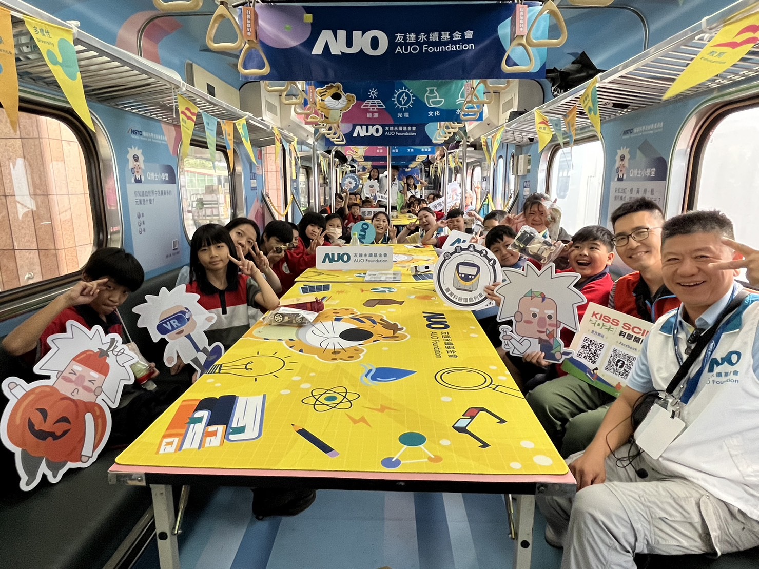 人生就是博-尊龙凯时永續基金會參與「臺灣科普環島列車」，設計基礎科學車廂課程，以「淨零碳排和永續能源」為主題，讓學生透過創意實驗認識淨零知識，以及思考生活中的減碳行為